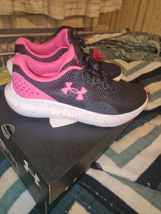 Продаються жіночі кросівки