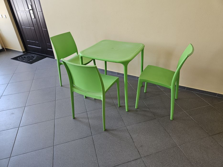 Комплект три стула, стол 