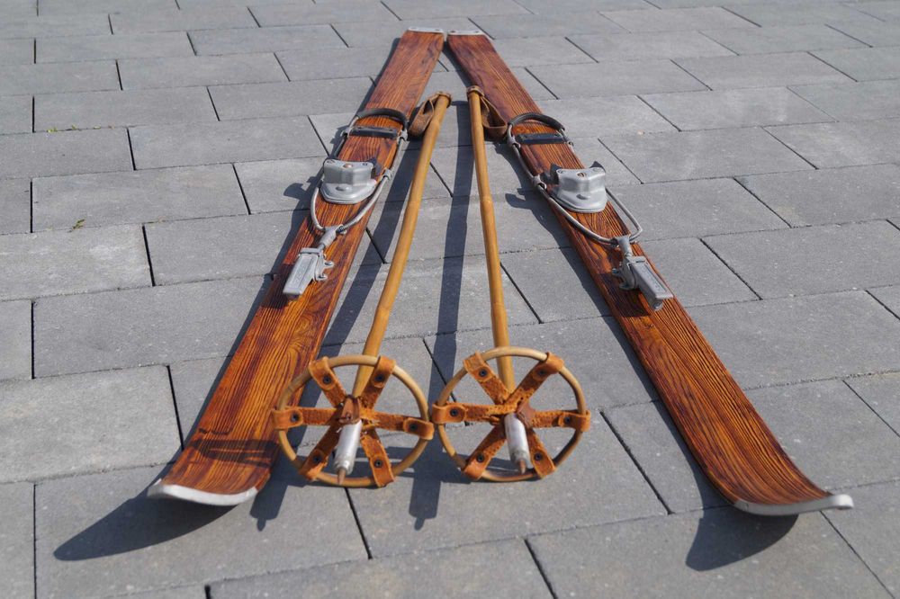 Stare narty jesionowe 138 cm + kijki
