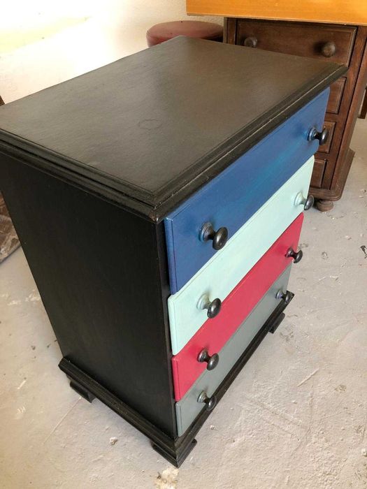 Aparador em madeira massissa em muito bom estado