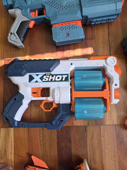 Пістолет, автомат, іграшкові бластери Nerf та X-Shot