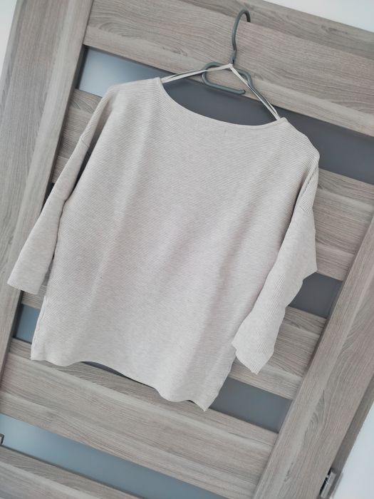 Beżowy sweter o prążkowanej strukturze z wiskozą Reserved roz S