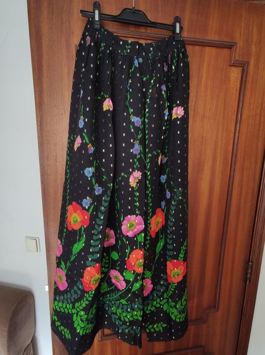 Saia preta às flores comprida
