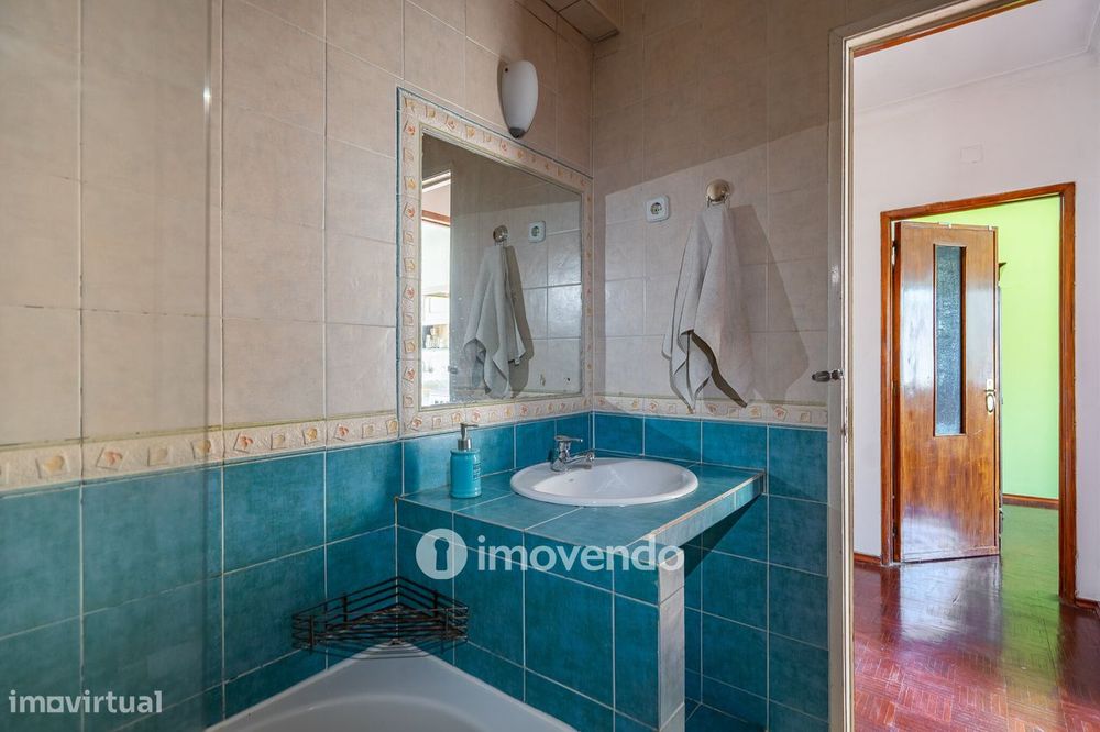 Apartamento T3, com arrecadação e boas áreas, na Estrada da Luz