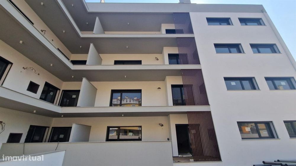 Apartamento T3 no Rés do Chão, com garagem parqueamento e varandas.