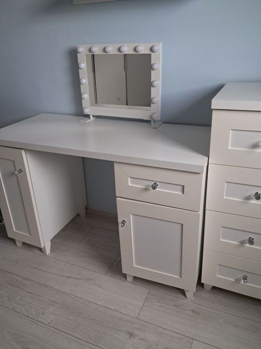 Białe śliczne biurko toaletka