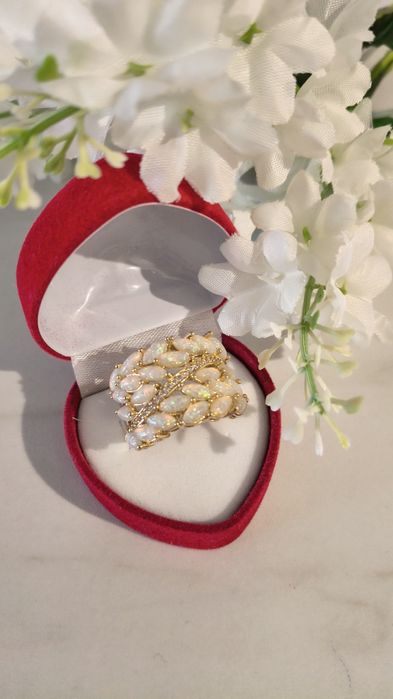 Pierścionek z cyrkoniami i białymi kamieniami rozm 10