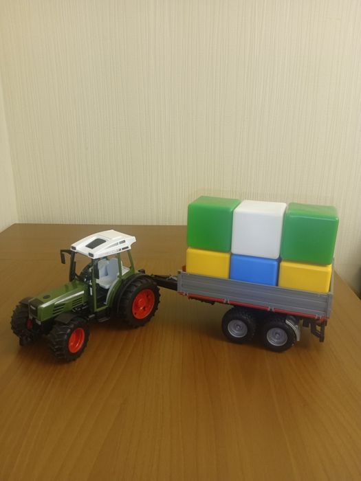 Трактор з причепом Bruder Fendt 209