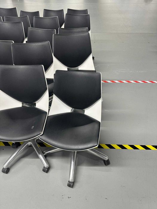 Cadeira executiva banca e preta