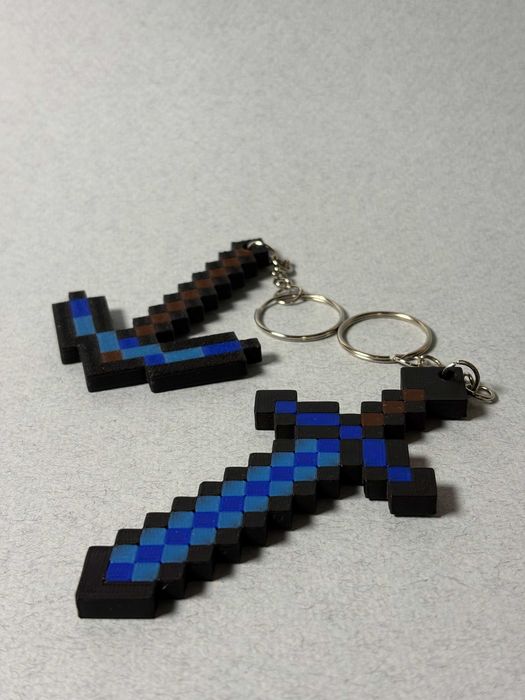 Брелок Minecraft — алмазний меч та кірка