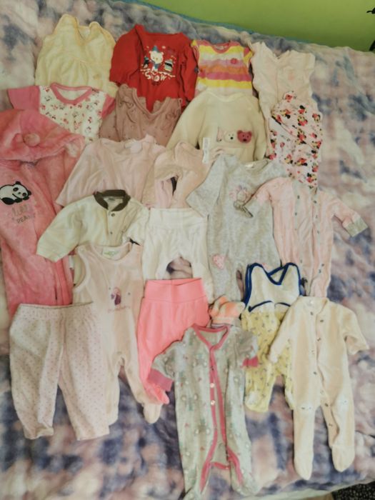 Paka ubranek niemowlęcych dla dziewczynki 50 - 62 ok. 100 sztuk..