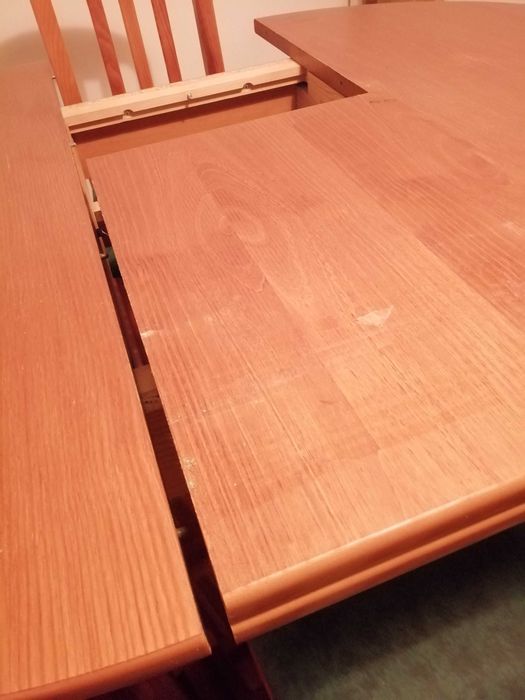 Mesa redonda extensivel e cadeiras madeira maciça.