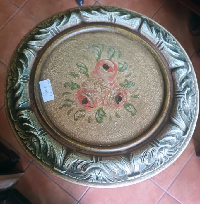 Mesa pintada com motivos florais