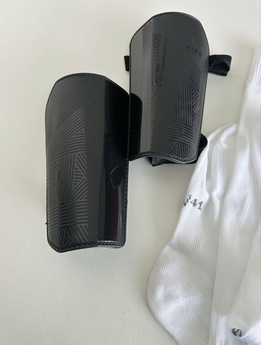 Caneleiras pretas e meias brancas de futebol KIPSTA