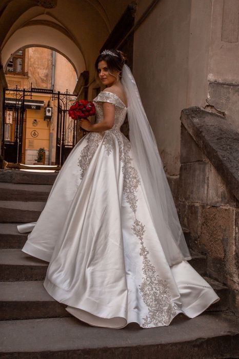 Весільна королівська сукня