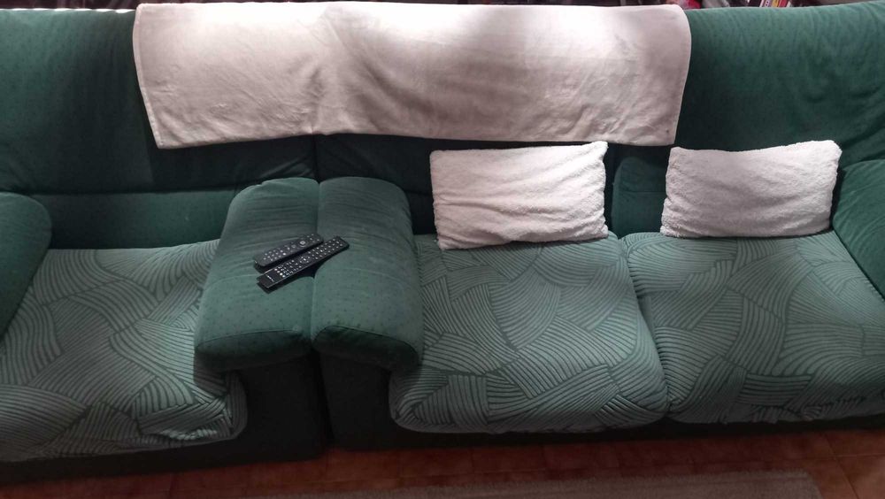 Sofá, um de 2 lugares, mais dois de 1 lugar