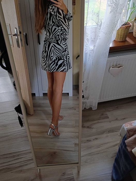 Sukienka damska zebra falbany dekolt XS czarno biała mini
