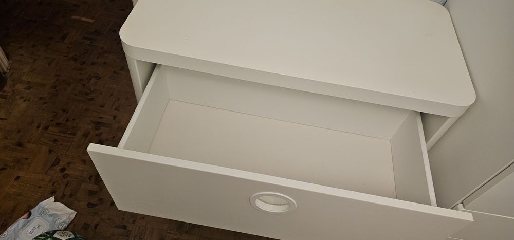Guarda-roupa e cómoda de criança ikea