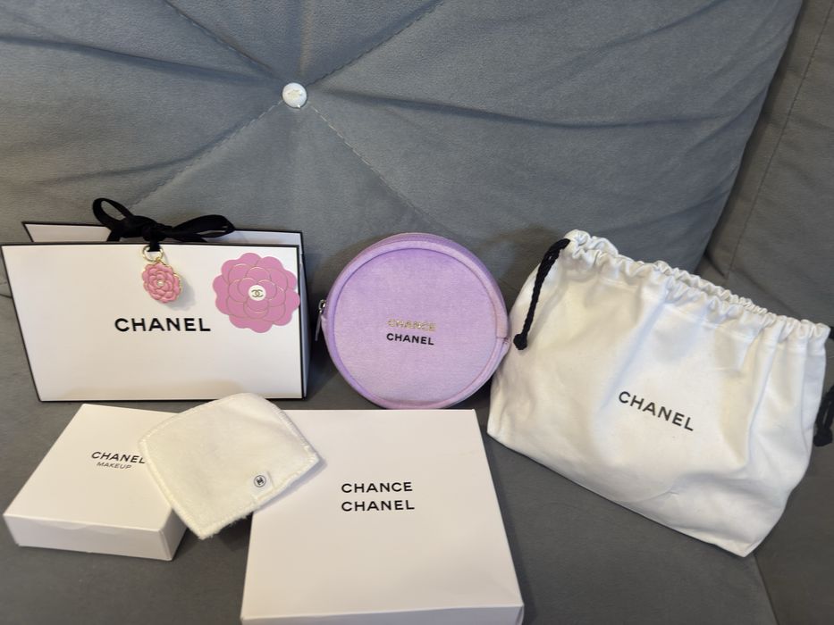 Zestaw Chanel kosmetyczka charms płatki