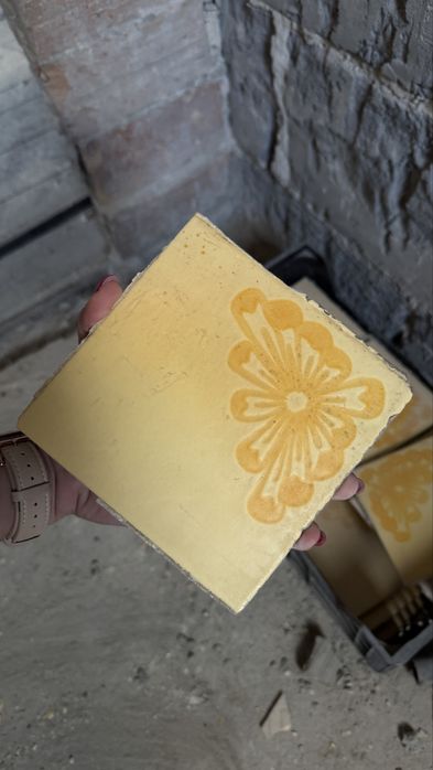 Wyjątkowe Płytki Retro/PRL – Żółte z Reliefem / Wzór Kwiatek – Cała Skrzynka!