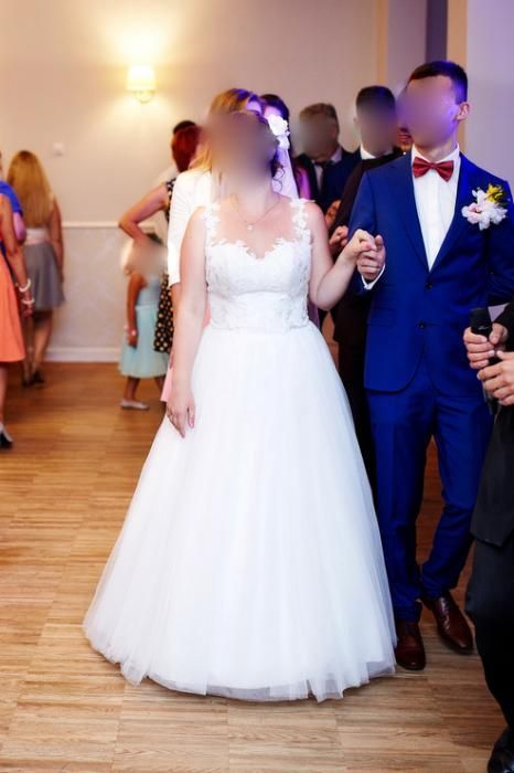 Biała suknia ślubna na guziki, koronka, brokat