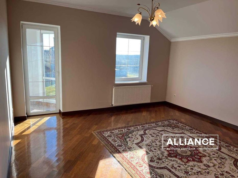 Будинок з ремонтом, р-н Крихівці. Велика ділянка з 2 гаражами.