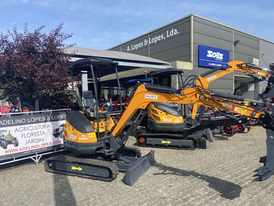 escavadora Giratoria 2500 kg motor kubota 20 cv com varios extras