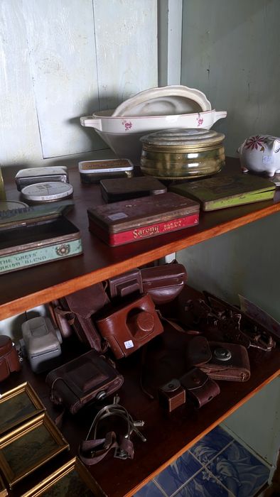Móveis e peças de decoração antigas