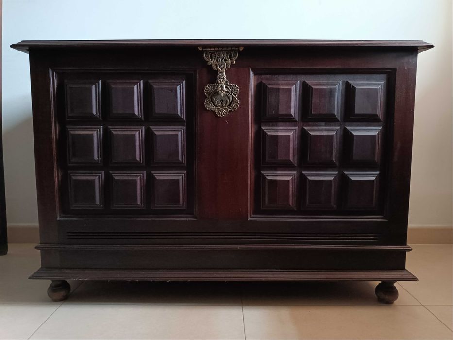 Arca em madeira de mogno como NOVA