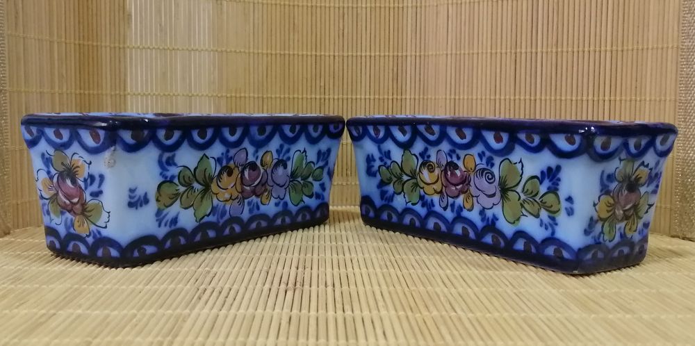 2 peças antigas loiça de Alcobaça com a característica decoração