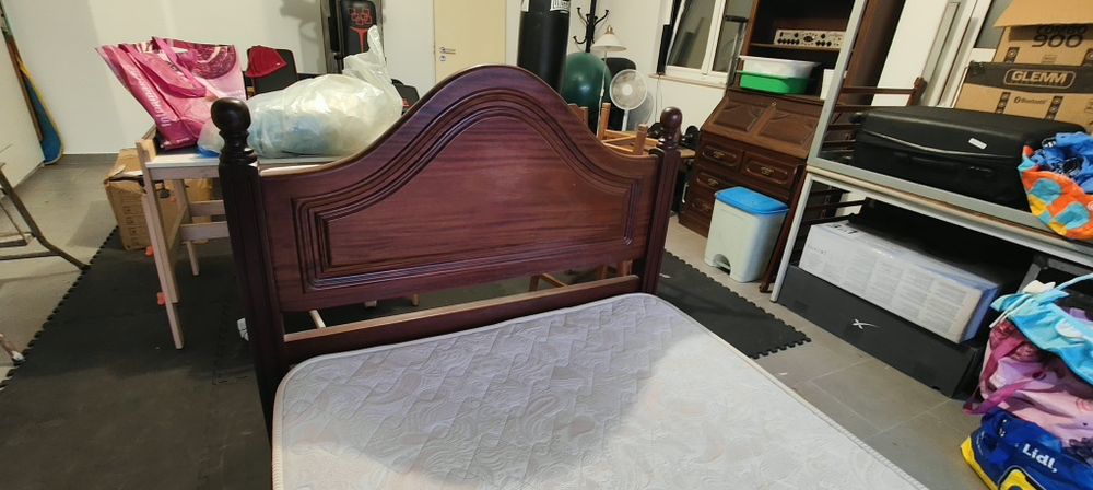 Cama solteiro + escrivaninha