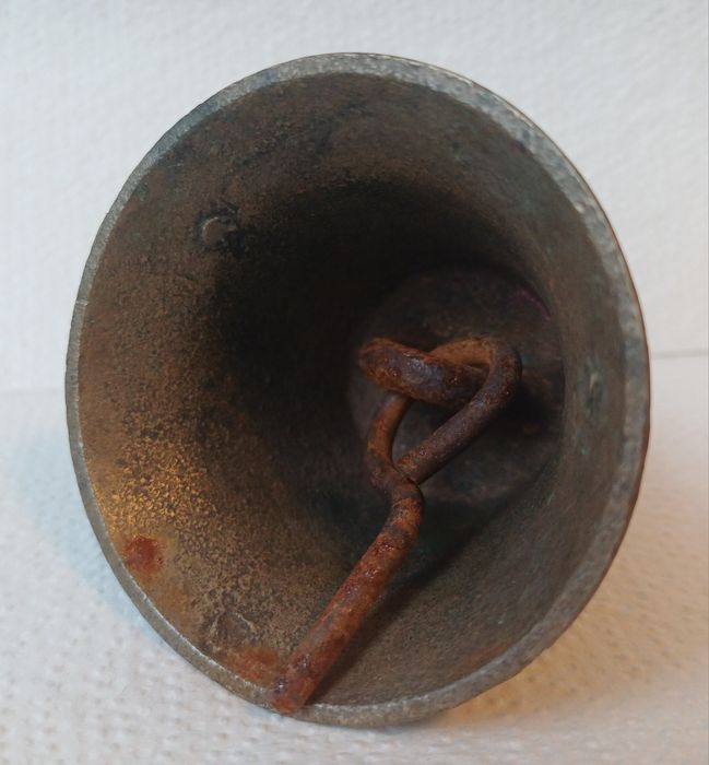 stary mosiężny dzwonek