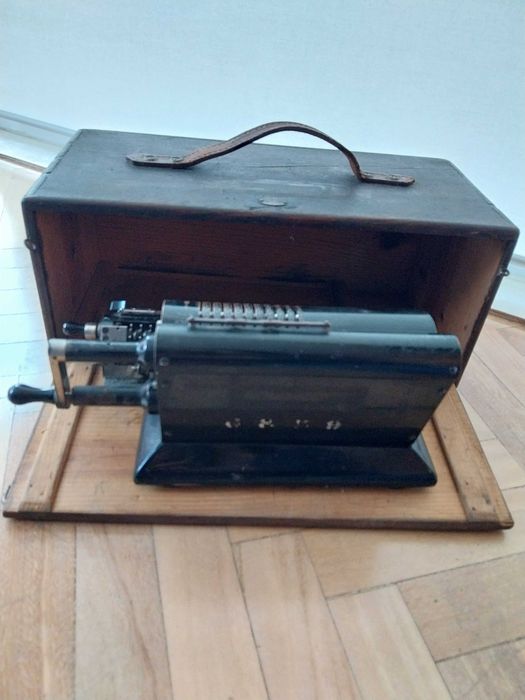 Máquina de calcular antiga Odhner, com caixa