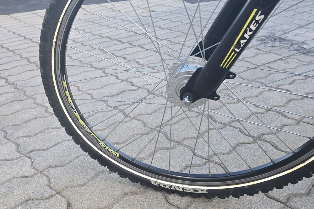 Bicicleta preta.