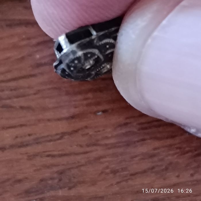 Colar de pérolas antigo danificado.