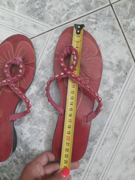 Czerwone skórzane klapki damskie na szersza stopę 37