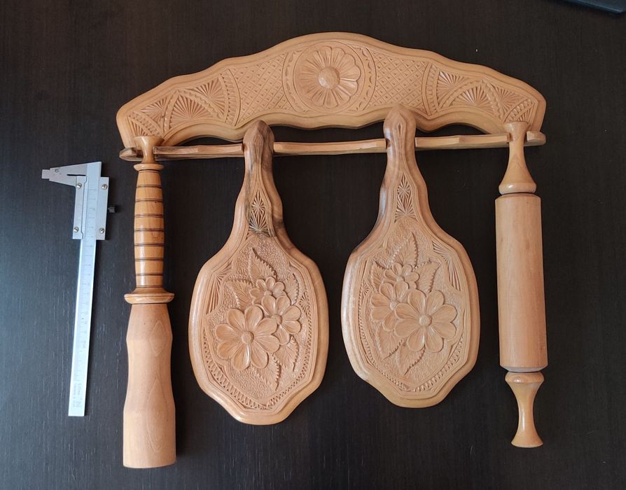 Дерев'яний кухоний набір ручної роботи.