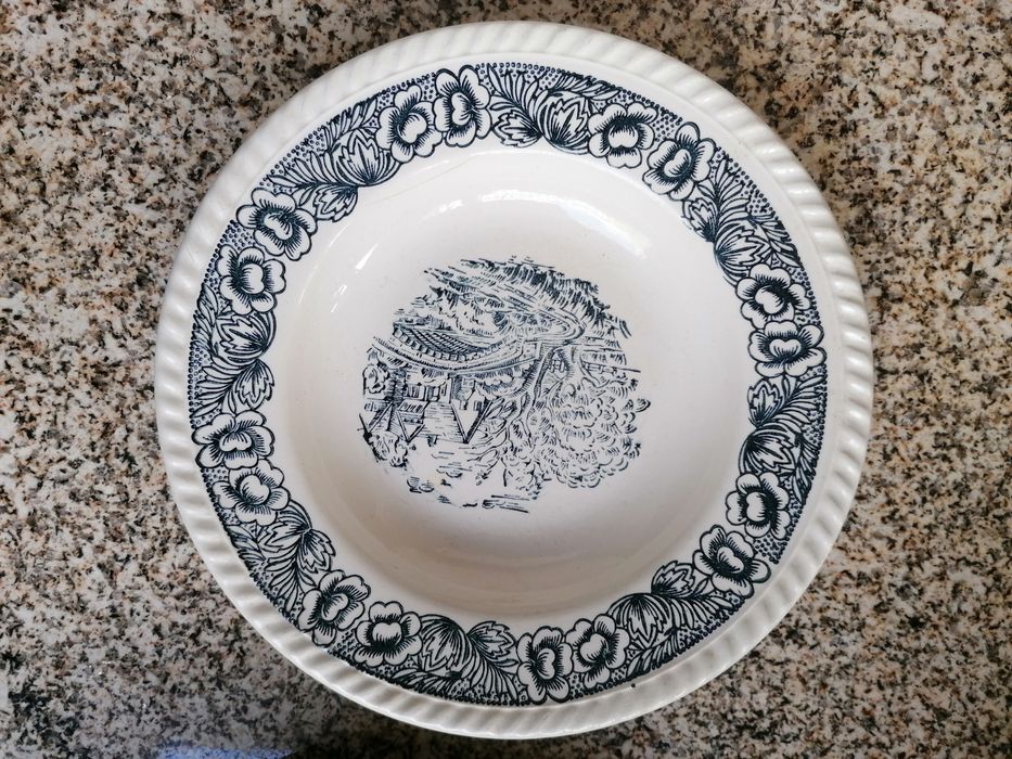 Pratos antigos variados