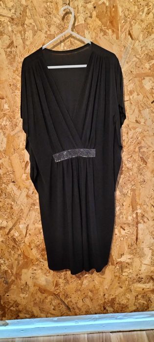 Vestido preto com aplicação na cintura em strass