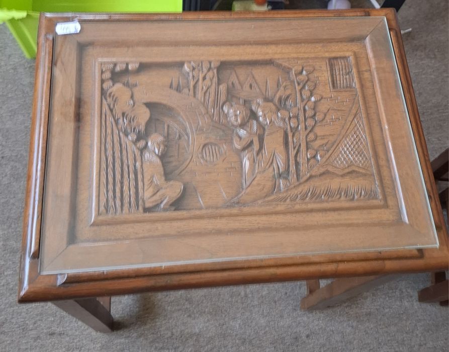 Zestaw stolików kawowych typu „nesting tables”