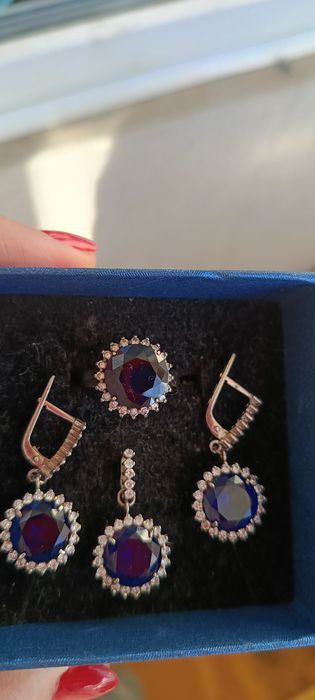 Продам сережки срібні з  сапфіром, можна набором