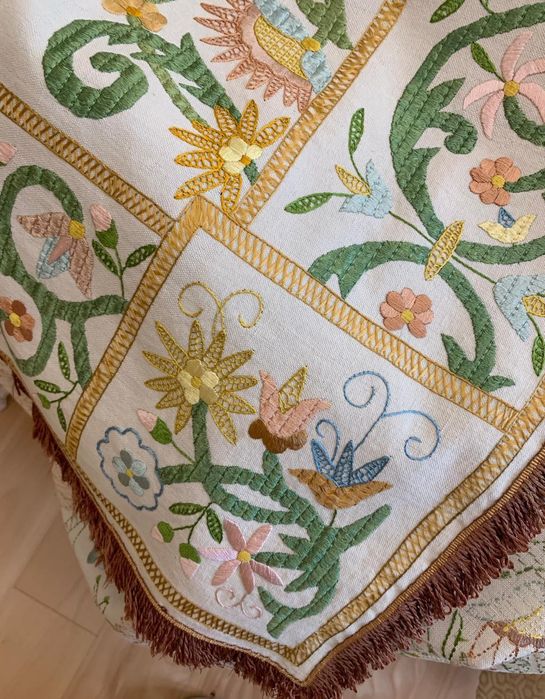 Colcha de Castelo Branco em Linho Bordado a Seda Natural 2,16 X 2,60