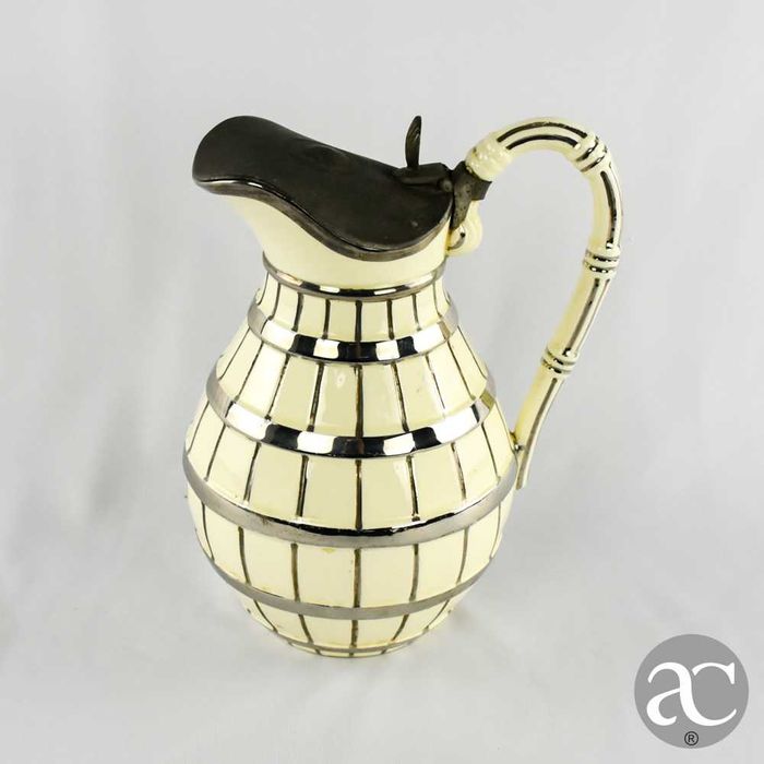 Jarro inglês em pó de pedra, tampa em estanho, finais do século XIX