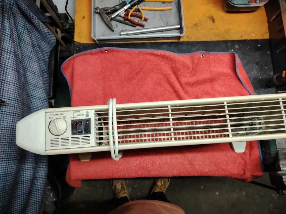 Aquecedor com potência de 750/1250/2000 watts.