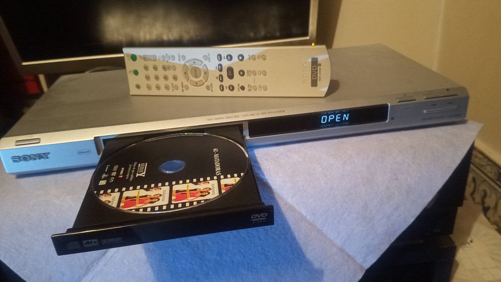 Leitor de Cd's e DVD's Sony com comando