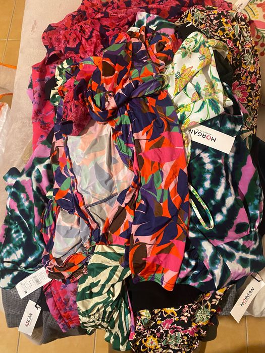 Lote de roupa com etiqueta Morgan, Caroll e Lokita