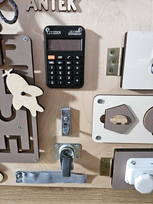 Tablica manipulacyjna edukacyjna Naanaa Wood z imieniem Antek