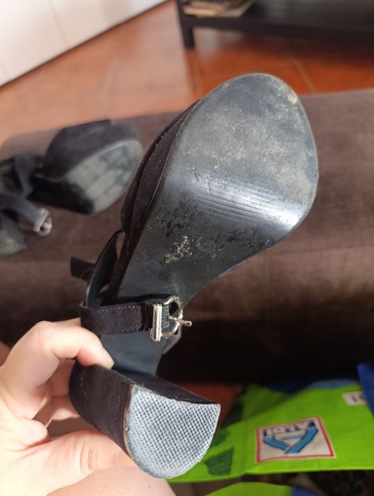 Sapatos salto alto pretos