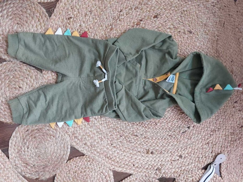 komplet-dresowy-dres-68-74 zielony-dinozaur-bluza-z-kapturem-6-9mc