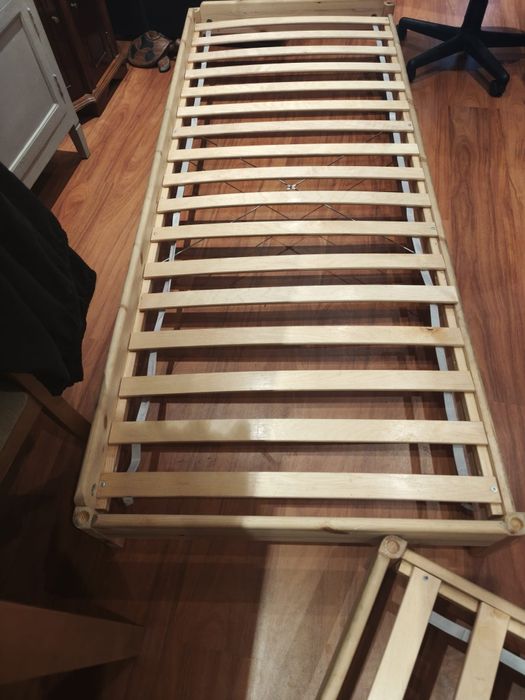 Duas camas de criança IKEA com colchões de espuma